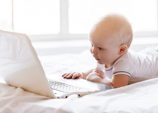 dziecko, niemowlak, laptop, dziecko w sieci