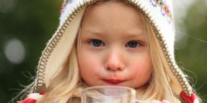 Dziecko pije ciepły napój