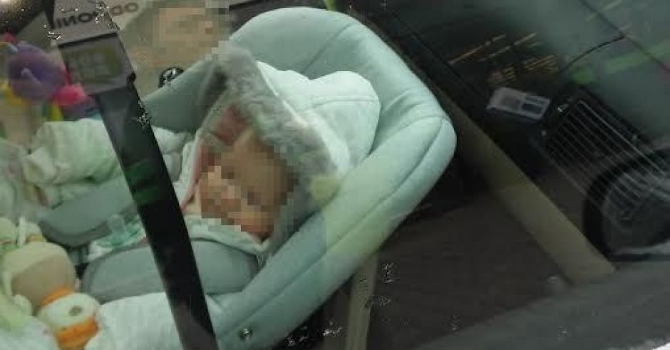 dziecko pozostawione w samochodzie na mrozie