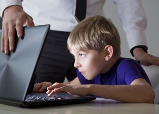 dziecko przed komputerem 