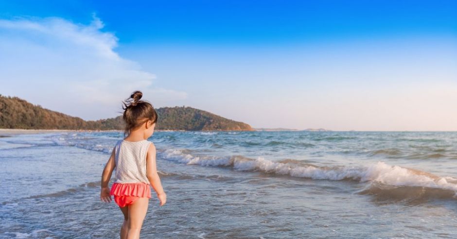 Dziecko samo na plaży