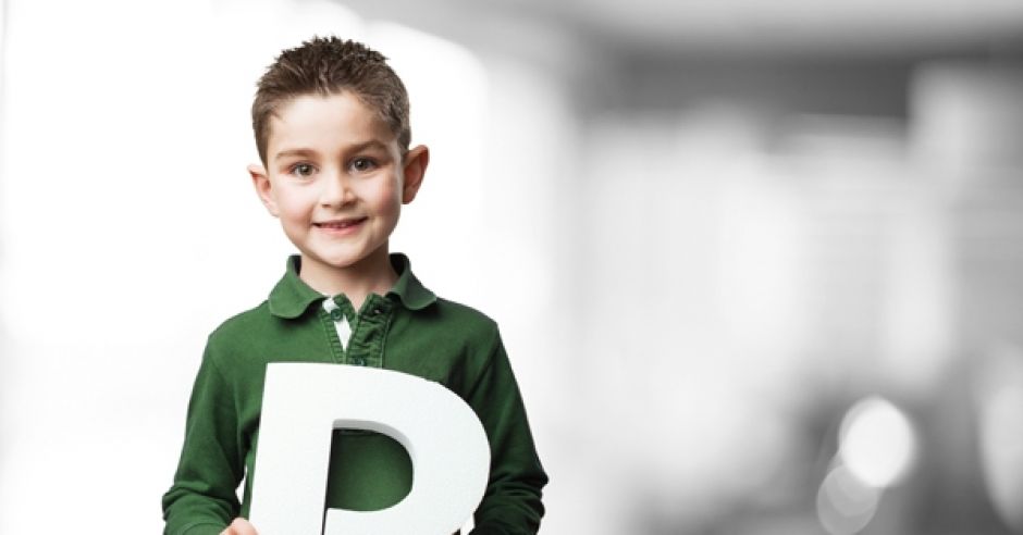 Dziecko trzyma literę "r"