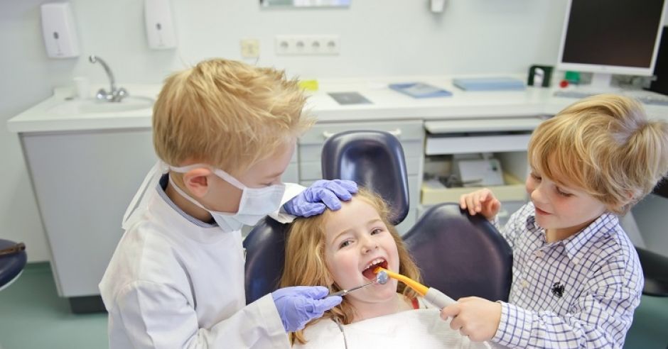 dziecko u dentysty, gabinet stomatologiczny, stomatolog, dzieci, zabawa w dentystę