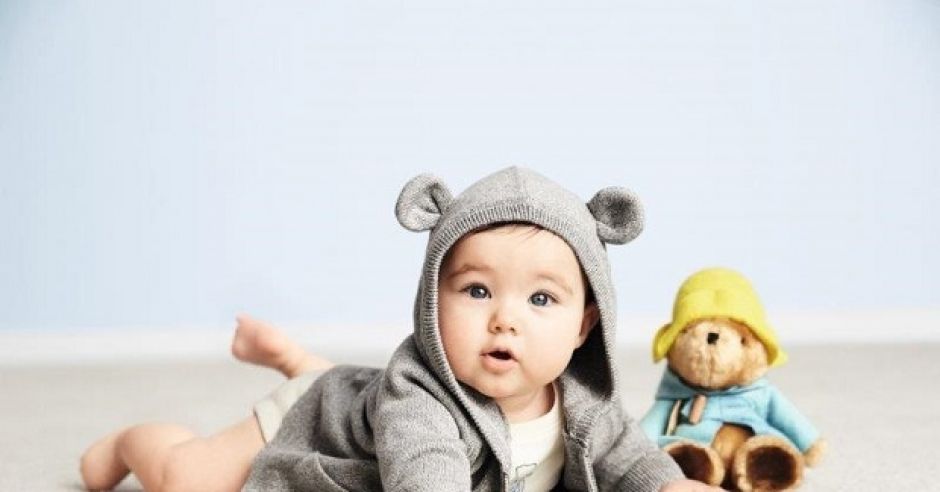 Dziecko w ubranku z kolekcji Miś Paddington/ BabyGAP