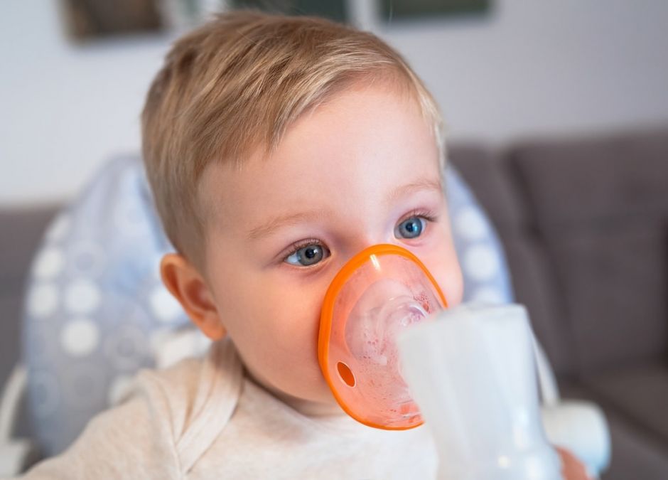 dziecko z inhalatorem podczas inhalowania