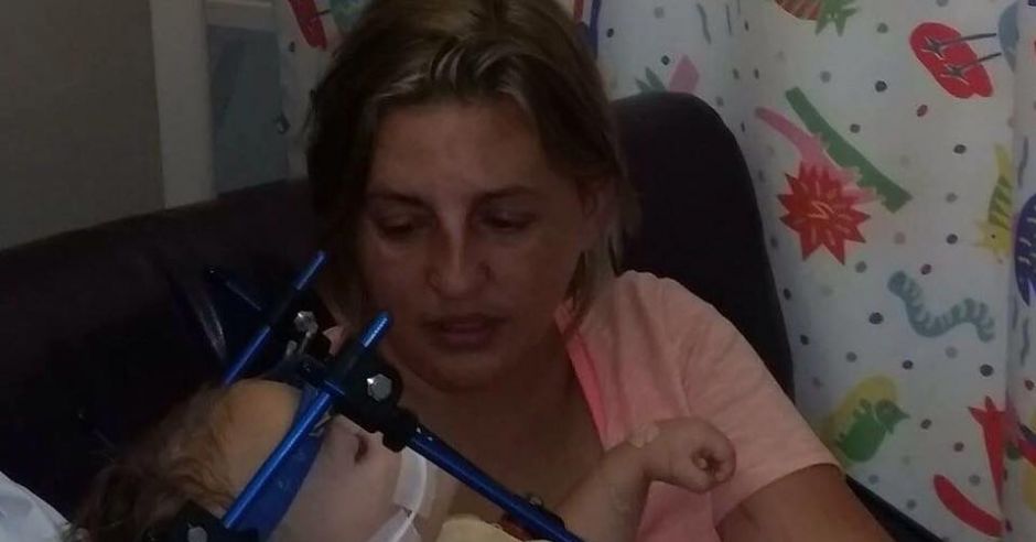 Dziewczynka doznała poważnych obrażeń, bo siedziała w foteliku przodem do kierunku jazdy