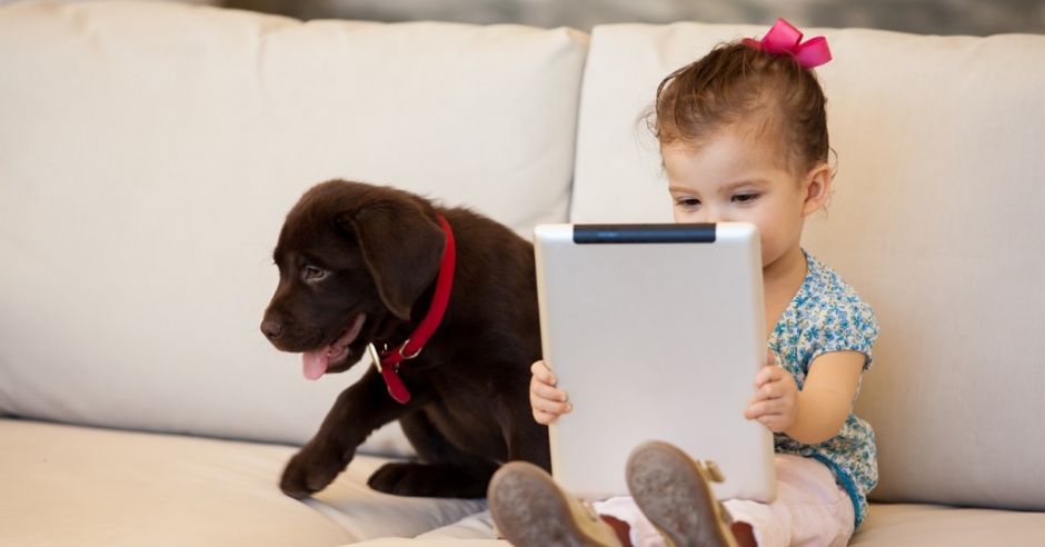 dziewczynka i tablet