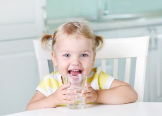 dziewczynka pije wodę