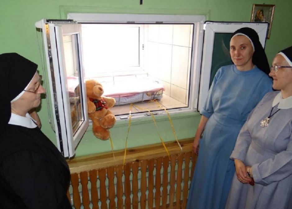dziewczynka zostawiona w wieluńskim "oknie życia"