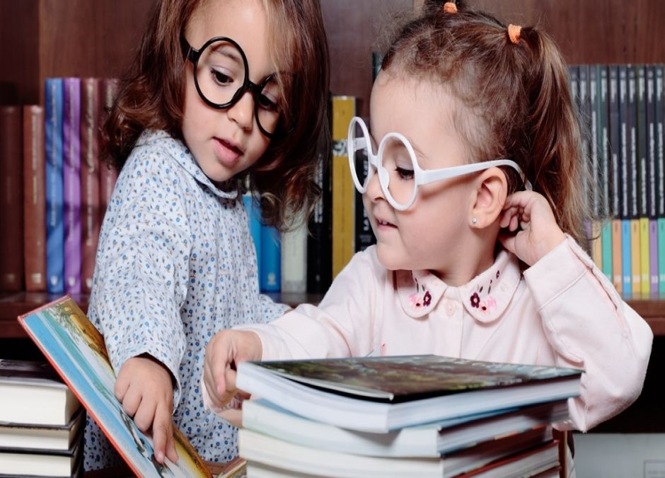 dziewczynki w bibliotece