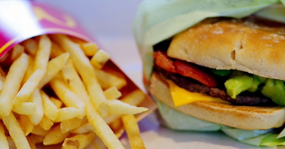 Frytki i hamburger, śmieciowe jedzenie, fast food