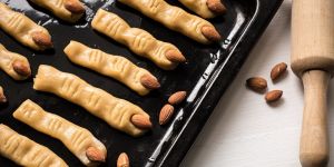 halloweenowe ciastka paluchy wiedźmy przygotowane do pieczenia