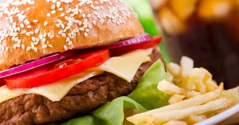 hamburger, frytki, fast food