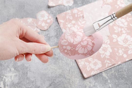 jajka decoupage nakładanie wzoru