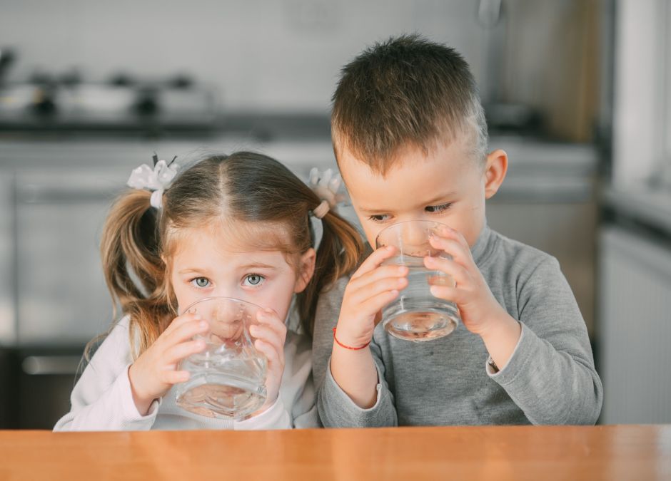 Jak przekonać dziecko do picia wody? Rusza program edukacyjny „Mamo, tato, wolę wodę!”