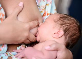 Jak sprawdzić, czy noworodek karmiony piersią się najada?