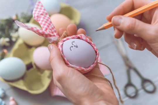 jak udekorować koszyczek wielkanocny zdjęcia zajączek z jajka