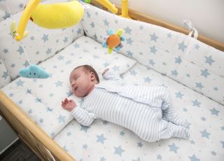 Jakie łóżeczko dla niemowlaka: z przewijakiem, baldachimem, mobilne?