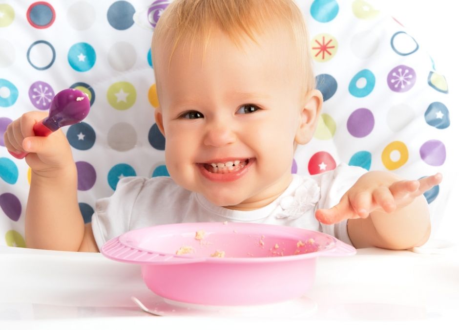 jedzące dziecko, pierwsze dania, rozszerzanie diety
