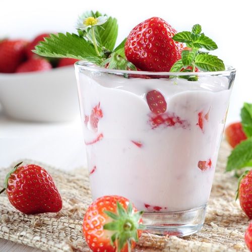 jogurt, truskawki, jogurt truskawkowy, jogurt dla dziecka