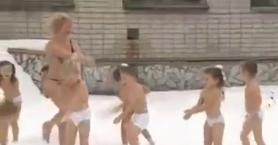 Kąpiele przedszkolaków w śniegu