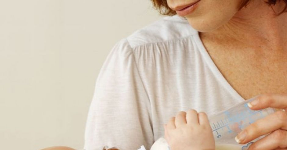 karmienie butelką, mama, niemowlę