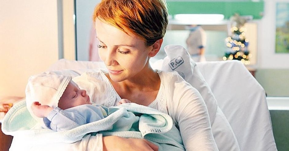 Kasia Zielińska z noworodkiem na rękach