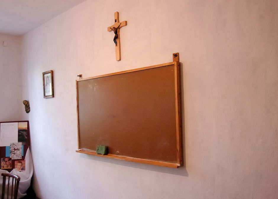 Katechetka zamknęła uczniów w klasie. Jeden z nich wyskoczył przez okno