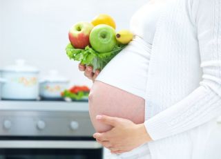 kobieta, ciąża, brzuszek, owoce, warzywa, odżywianie w ciąży