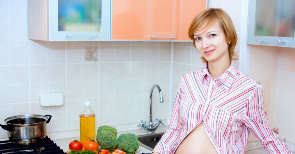 kobieta, ciąża, odżywianie w ciąży, warzywa, brzuszek