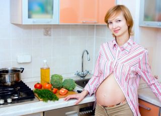 kobieta, ciąża, odżywianie w ciąży, warzywa, brzuszek