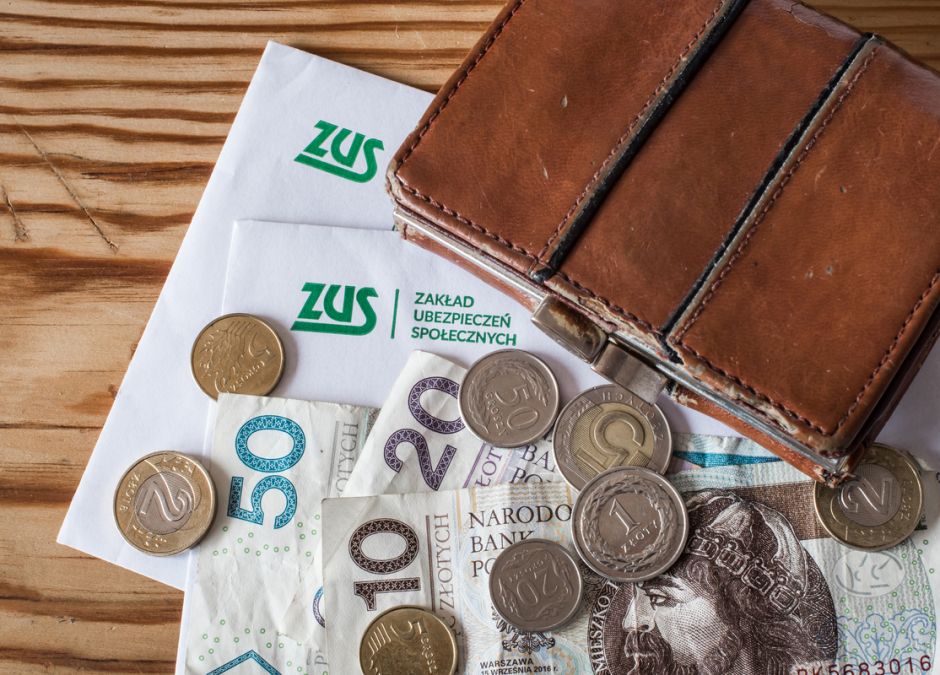 Kobieta na zwolnieniu lekarskim wyjechała na ferie