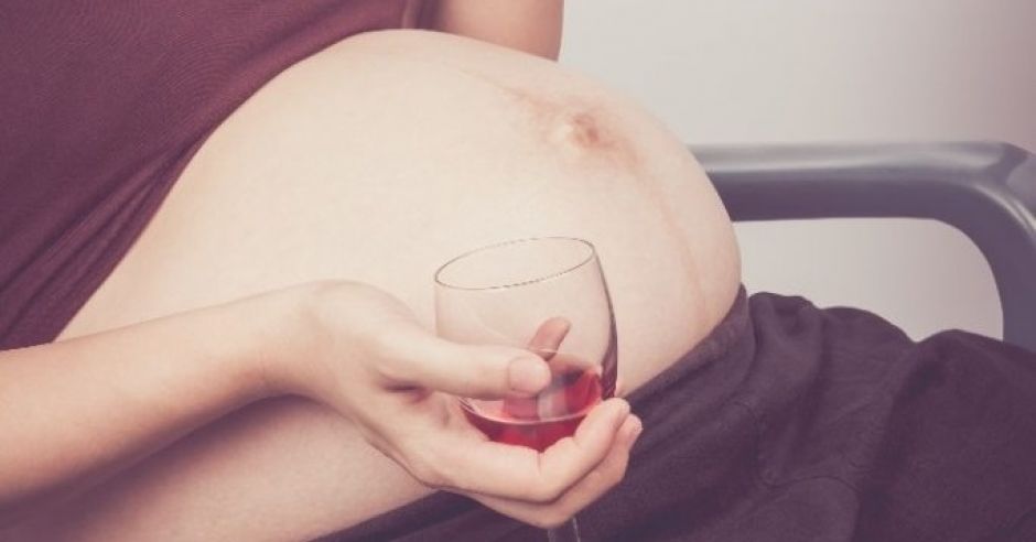 Kobieta pijąca alkohol w ciąży