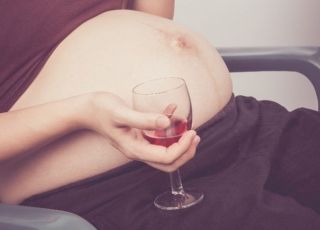 Kobieta pijąca alkohol w ciąży