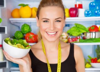kobieta przy lodówce, warzywa, owoce, odchudzanie, zdrowa dieta