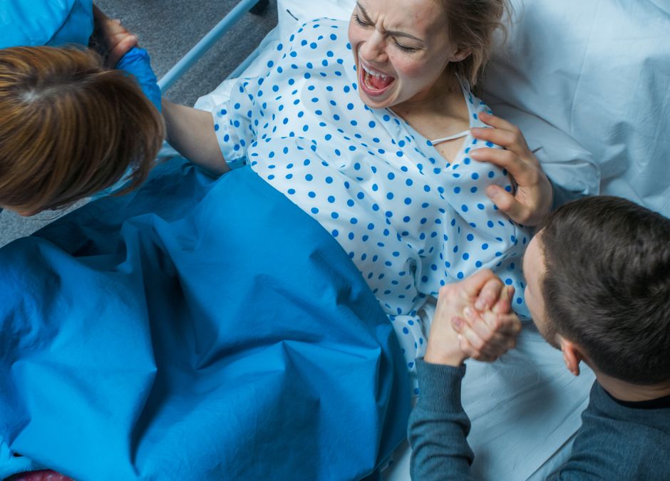 Kobieta rodziła 3 dni i prawie mdlała z bólu. Położna skiwtowała"Dawniej rodziło się na sianie"