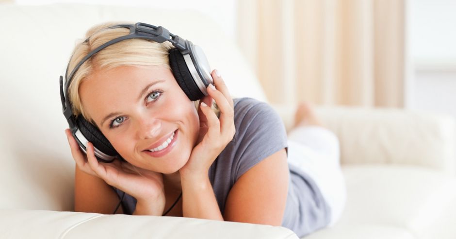kobieta słuchająca relaksującej muzyki