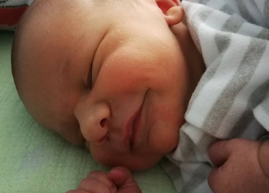 kobieta urodziła dziecko w samochodzie
