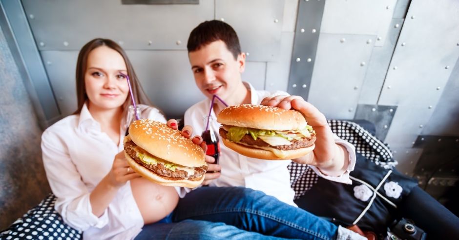 Kobieta w ciąż, hamburger, nieprawidłowa dieta,
