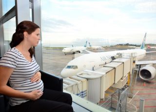 Kobieta w ciąży na lotnisku 