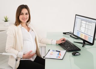 Kobieta w ciąży przy komputerze