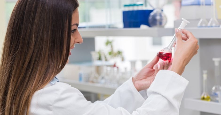 kobieta w ciąży wykonuje test NIPT