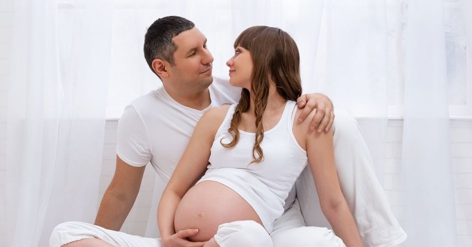 Kobieta w ciąży z mężem, miłość rodzicielska