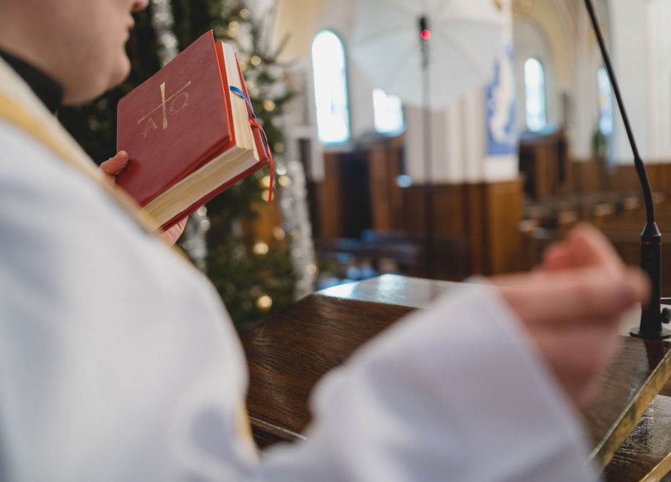 ksiądz przeprasza za słowa o klapsach