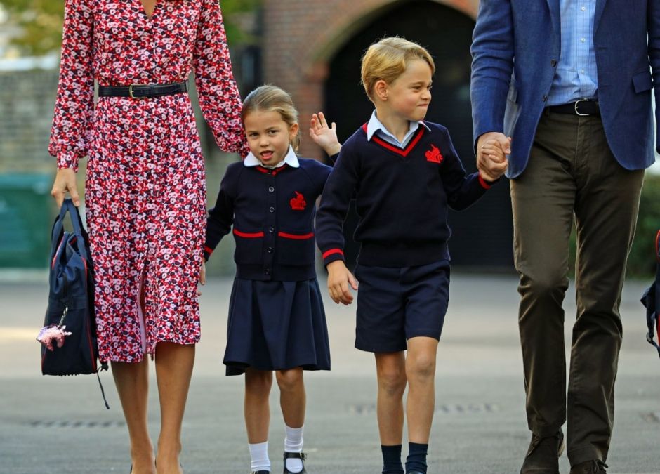książe George i księżniczka Charlotte w szkole