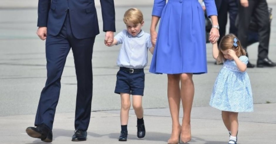 Książę George z rodzicami i siostrą Charlotte