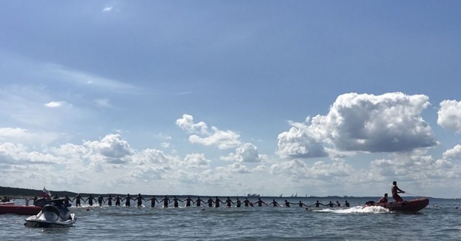 Łańcuch życia na plaży w Międzyzdrojach