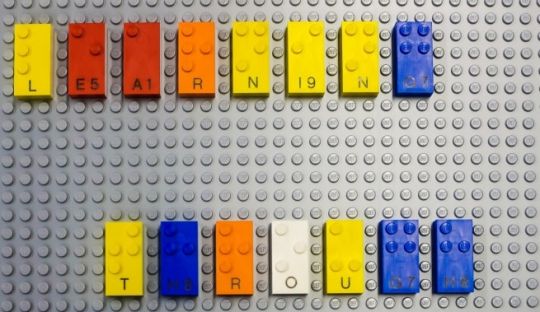 klocki z Lego z alfabetem Braille'a