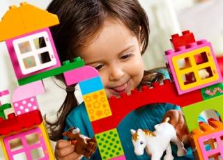 Lego DUPLO farma - dziewczynka bawi się Lego