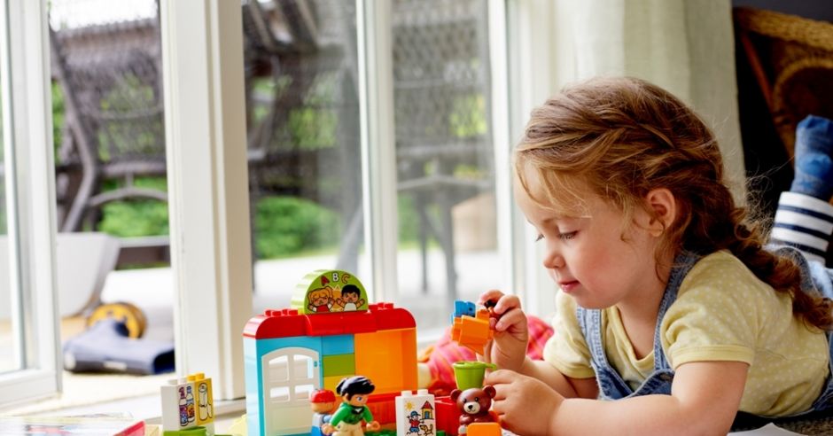 Lego Duplo Przedszkole 10833 dziewczynka bawi się klockami.jpg